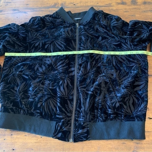 TORRID Black Burnout Velvet Palm Fully Lined Zip Up Jacket Sz 2X - Picture 6 of 8